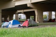 密尔沃基无家可归的居民经常在马凯特立交下面搭帐篷。这张照片拍摄于2018年。NNS档案照片由Max Nawara拍摄。