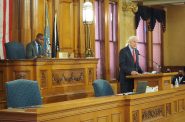 市长汤姆·巴雷特向密尔沃基市政委员会提交了他的2022年预算，市政委员会主席骑士·约翰逊在一旁观看。摄影:Jeramey Jannene