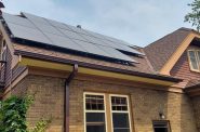 密尔沃基传统住宅顶上的太阳能电池板。图片来自成长太阳能大密尔沃基/密尔沃基市。