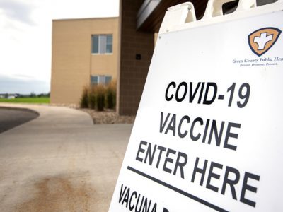 由于疫苗的强制要求，农村医院几乎没有失去工作人员