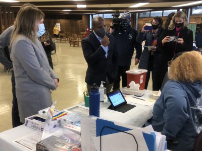 市政厅:新冠病毒检测激增，市长呼吁更多疫苗接种
