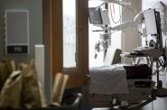2022年1月5日，周三，威斯康星州麦迪逊的梅里特医院，灯光照进了一间空荡荡的ICU病房。安琪拉主要/ WPR