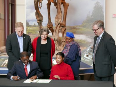 MKE县:克劳利，尼克尔森签署博物馆协议