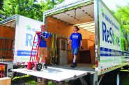 “恢复”的搬运工从福克斯角的一所房子里捡起捐赠的厨房橱柜、家具和建筑物品。图片由密尔沃基人类栖息地提供。