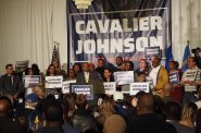市长克利夫勒·约翰逊在赢得特别选举后对人群讲话。摄影:Jeramey Jannene