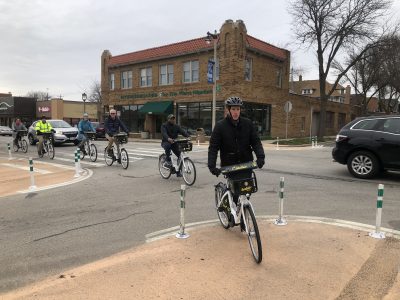 交通:推出数百辆电动自行车，新建26个充电站