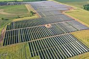 300兆瓦的獾谷太阳能发电厂的第一个150兆瓦于2021年12月1日上线。威斯康星州公共服务公司和麦迪逊燃气电力公司拥有该项目，该项目由Invenergy公司开发。第一期预计为45000户家庭供电。图片由威斯康星州公共服务机构提供