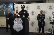 警察局长杰弗里·诺曼和市长卡瓦里尔·约翰逊主持了一场关于5月13日枪击事件的新闻发布会。摄影:Jeramey Jannene