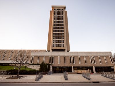 华盛顿大学校长希望延长学费冻结