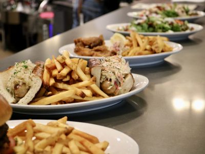 机场餐厅新菜单提供标志性的当地食物