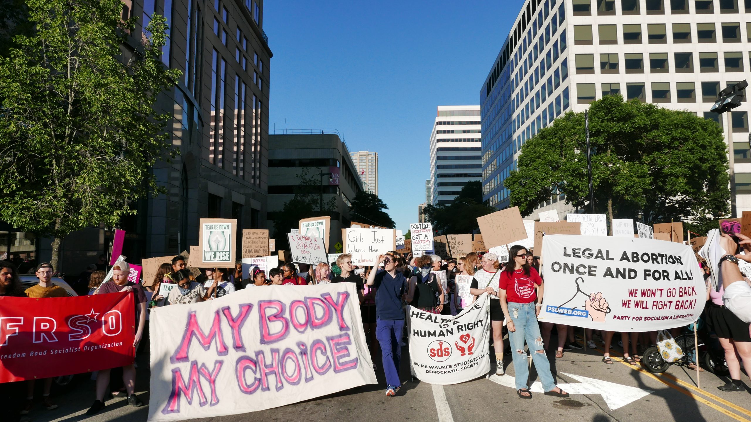 堕胎权利抗议集会在E. State St.和N. Water St.游行。