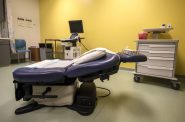 2022年5月27日，周五，患者到达威斯康星州密尔沃基市计划生育中心的沃特街健康中心之前，诊所已经准备好了。安琪拉主要/ WPR