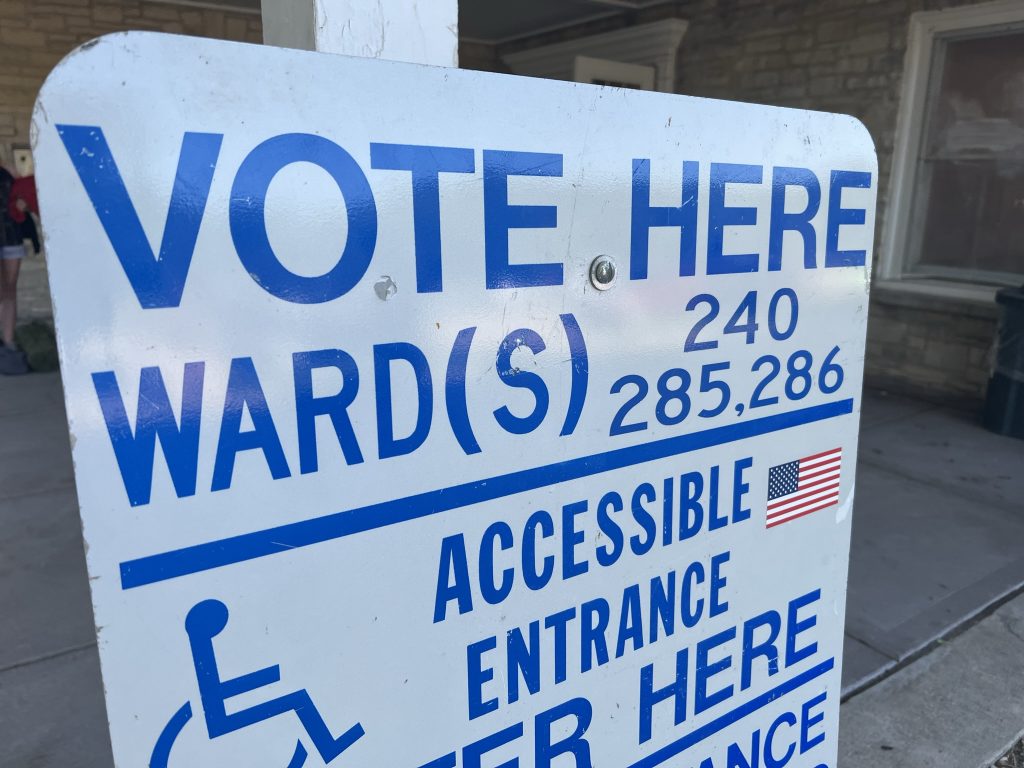密尔沃基投票站外的“这里投票”标志。摄影:Jeramey Jannene
