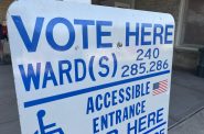 密尔沃基投票站外的“这里投票”标志。摄影:Jeramey Jannene