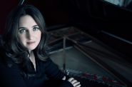 钢琴家Simone Dinnerstein。摄影:Lisa-Marie Mazzucco