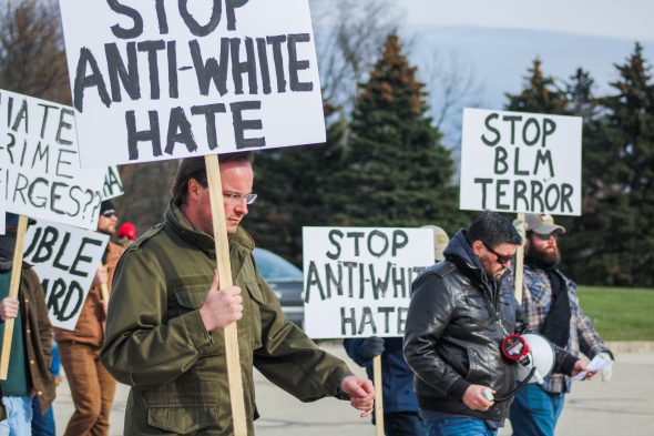 爱国者阵线和国家正义党抗议沃基夏。图片来自爱国者阵线泄密，Unicorn Riot/Wisconsin Examiner。