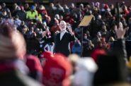 2020年10月27日，周二，在西塞勒姆的LaCrosse Fairgrounds赛道上，美国众议员罗恩·金德的共和党挑战者德里克·范·奥登在一场集会前向唐纳德·特朗普总统的支持者讲话。安琪拉主要/ WPR