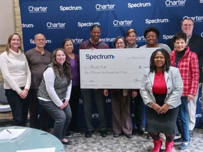 Spectrum与密尔沃基女议员Milele Coggs一起向本尼迪克特中心捐赠了7500美元和25本chromebook