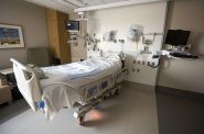2022年1月5日，周三，威斯康星州麦迪逊的梅里特医院(Meriter Hospital) ICU的一个空房间。安琪拉主要/ WPR