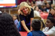 2022年10月12日，星期三，在威斯康星州密尔沃基市，第一夫人吉尔·拜登在西区学院的家庭作业晚餐活动上向学生和家长打招呼。安琪拉主要/ WPR
