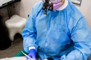 阿森松西顿牙科服务中心的牙医查尔斯·科索夫斯基正在检查一位病人。科索夫斯基说:“我希望他们最后想到的是嘴巴。”(图片由阿森松西顿牙科服务提供)
