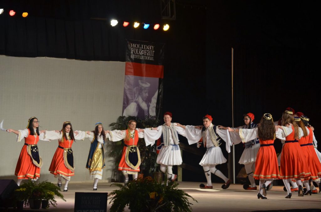 希腊舞蹈团在2018年国际节日民俗博览会上表演。2018年11月18日，摄影师:Jack Fennimore