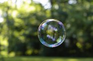 泡沫。图片来自美国印第安纳波利斯的Serge Melki, CC by 2.0，通过维基共享资源