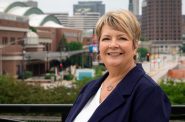 密尔沃基县法官Janet Protasiewicz出现在一张头部照中。图片由Janet Protasiewicz竞选活动提供。