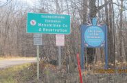 州交通部安装了一个双语的高速公路标志，标志着威斯康辛州梅诺米尼印第安部落的保留区边界。图片由威斯康辛州梅诺米尼印第安部落提供。