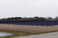 这是达连太阳能中心的效果图。上周，威斯康辛州公共服务委员会一致批准了威斯康辛州公共服务部门的收购，这个价值4.51亿美元的项目又向前迈出了一步。图片由达连镇提供
