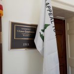 众议员格罗斯曼在他的联邦办公室展示基督教民族主义旗帜