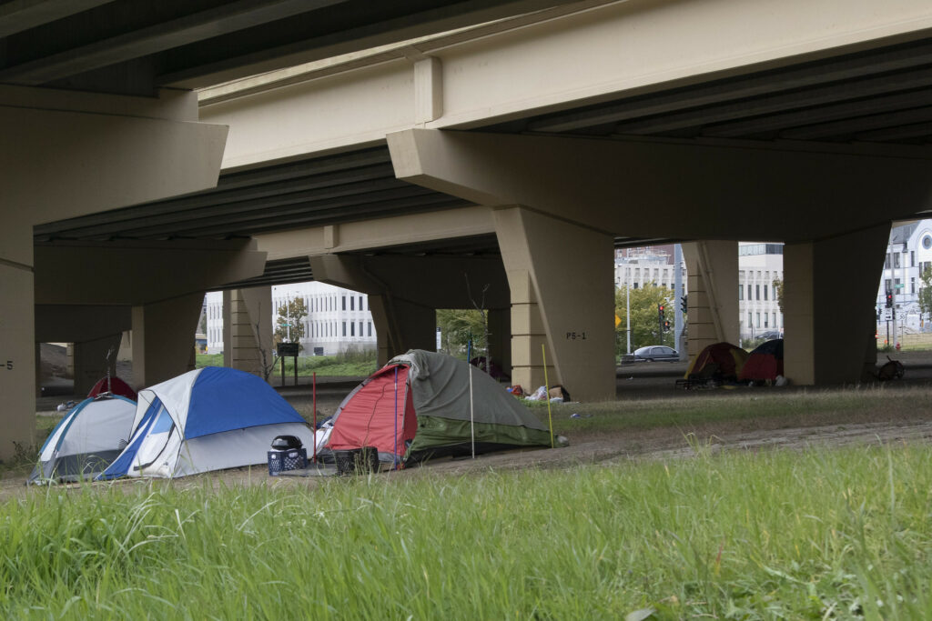2018年，位于西密歇根街和西圣保罗大道之间的北6街的无家可归者营地。(NNS档案照片由Max Nawara拍摄)