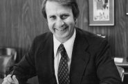 自然资源部部长安东尼(托尼)厄尔坐在办公桌前。1980年2月,。图片来自威斯康星大学数字化馆藏。(cc by-nd 4.0)