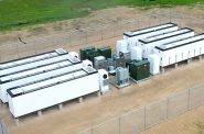 Alliant Energy在爱荷华州锡达拉皮兹市的5兆瓦太阳能电池工厂只是该公司在电池技术方面的投资之一。该公司还计划在威斯康星州的格兰特县和伍德县太阳能基地开发175兆瓦的电池储能容量，并在希博伊根开发99兆瓦的储能容量。图片由Alliant Energy提供