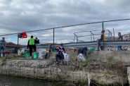 梅诺莫尼河和物资回收设施的志愿者清理工作。摄影:Cheryl Nenn