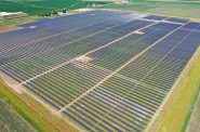 威斯康辛公共服务公司、We能源公司和麦迪逊燃气电力公司之前就在这里看到的300兆瓦的獾谷太阳能农场上合作过。该项目的第一个150兆瓦于2021年12月1日上线。和巴黎的项目一样，这个太阳能发电厂也是由Invenergy公司开发的。图片由威斯康星州公共服务部门提供