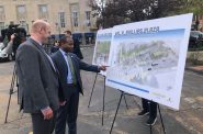 然后，理事会成员尼克·科瓦奇和卡瓦利尔·约翰逊(现任预算主管兼市长)正在查看2019年Vel R. Phillips广场的计划。摄影:Jeramey Jannene