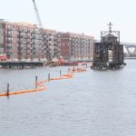 密尔沃基河上的橙色屏障是什么?
