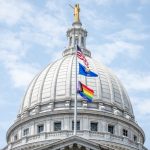 州长埃弗斯在国会大厦高举LGBTQ+旗帜，庆祝骄傲月